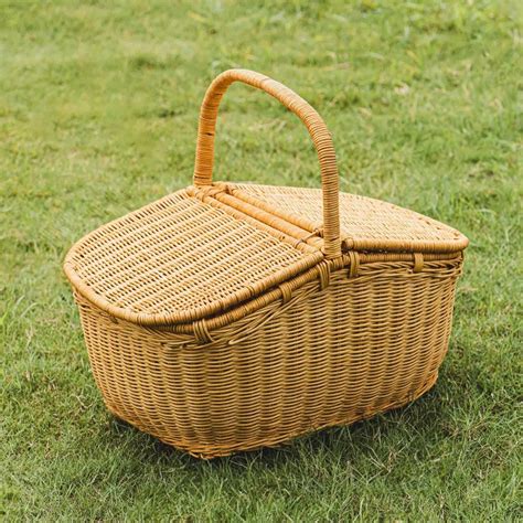 Natural wicker picnic basket 